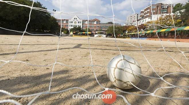 뛰어놀기 딱 좋은 점심시간인데… - 지난 24일 서울 마포구의 한 초등학교 운동장이 점심시간인데도 학생들이 없이 텅 비어 있다. 안전사고 예방이나 학습 분위기 조성을 위해 점심때나 쉬는 시간에 운동장 이용을 금지하는 학교가 늘고 있다. /김지호 기자
