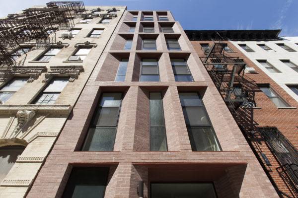 뉴욕 130번가 57E130 뉴욕 콘도미니엄을 가까이서 바라본 모습. 자세히 보면 층별로 빛을 받아들이는 창문의 각도가 서로 다르게 나있는 걸 볼 수 있다. /ⓒ이호경