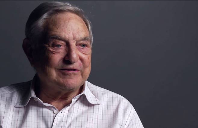 국제투자가이자 자유주의적인 활동가인 조지 소로스는 도널드 트럼프 미국 대통령 당선 이후 트럼프 및 미국 우익들의 대표적 공적으로 비난받고 있다. 조지소로스닷컴 갈무리