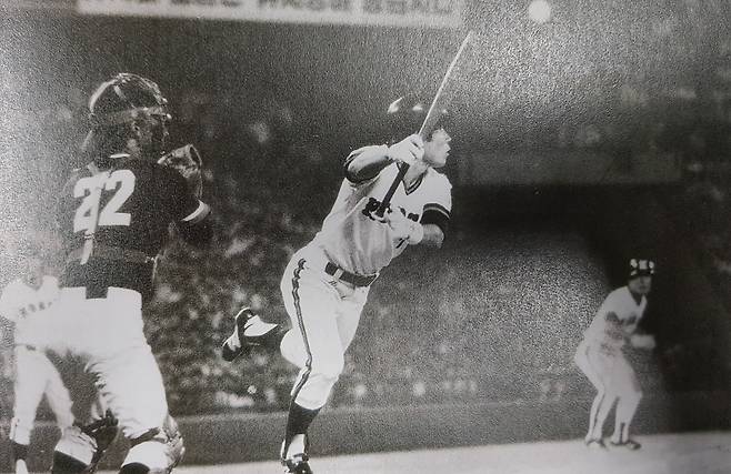 ▲ 공수주에 두루 뛰어났던 김재박을 상징하는 이 사진, 1982년 서울과 인천에서 열린 제27회 세계야구선수권대회 일본과 사실상 결승전에서 김재박이 ‘개구리 번트’를 성공하고 있다. 이 사진은 대한체육회 90년사에도 실려 있다.