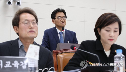 종합감사 증인으로 선 한유총 비대위원장 (서울=연합뉴스) 김인철 기자 = 이덕선 한국유치원총연합회(가운데) 비대위원장이 29일 오후 서울 여의도 국회에서 열린 교육부 및 소관 공공·유관기관 종합감사에서 증인으로 출석해 더불어민주당 박용진 의원의 질문에 답변하고 있다. 왼쪽부터 조희연 서울시교육감, 이 비대위원장, 유은혜 부총리 겸 교육부 장관.       yatoya@yna.co.kr  (끝)