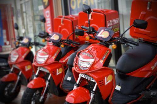 배달 대기중인 롯데리아 홈서비스용 오토바이. (사진=롯데리아)