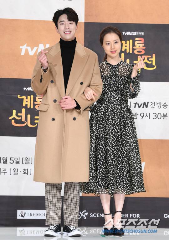 배우 문채원과 윤현민이 30일 영등포 타임스퀘어에서 열린 tvN 새 월화드라마 '계룡선녀전'의 제작발표회에서 포토타임을 갖고있다. '계룡선녀전'은 699년 동안 계룡산에서 나무꾼의 환생을 기다리며 바리스타가 된 선녀 선옥남이 정이현과 김금, 두 서방님 후보를 우연히 만나면서 과거에 얽힌 비밀을 밝혀내는 코믹 판타지 로맨스다. 영등포=최문영 기자 deer@sportschosun.com /2018.10.30/