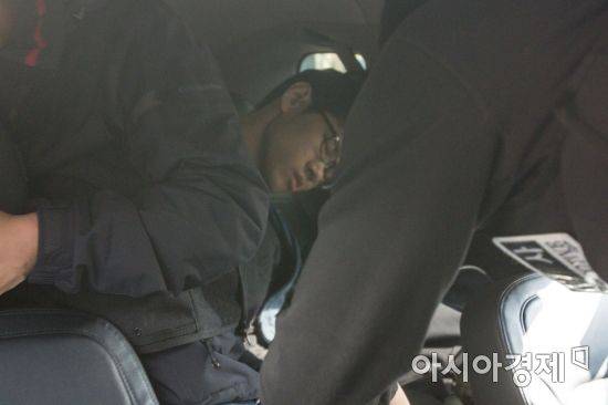 강서구PC방에서 아르바이트생을 살해한 혐의를 받는 김성수(29)씨가 정신감정을 받기 위해 22일 서울 양천경찰서를 나서고 있다. 한편 서울 강서경찰서는 심의위원회를 열고 김성수의 신상정보를 공개했다./강진형 기자aymsdream@