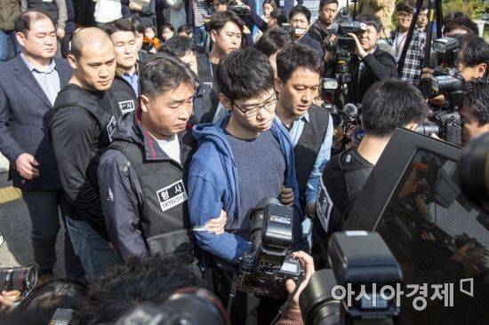 강서구PC방에서 아르바이트생을 살해한 혐의를 받는 김성수(29)씨가 정신감정을 받기 위해 22일 서울 양천경찰서를 나서고 있다. 한편 서울 강서경찰서는 심의위원회를 열고 김성수의 신상정보를 공개했다./강진형 기자aymsdream@
