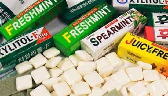 시중에 판매되는 껌은 자일리톨 등의 함유량이 적어 충치예방 등의 효과를 크게 기대하기는 어렵다고 합니다. [사진=유튜브 화면캡처]