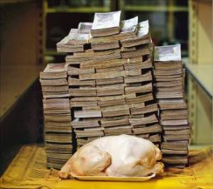 인플레이션이 심각한 베네수엘라에서 생닭 한 마리를 사는 데 필요한 금액을 1000볼리바르짜리 화폐로 쌓아놓은 모습.   /한경DB