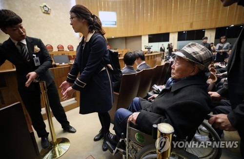 94세 강제징용 피해자, 눈물 머금고 법정으로 (서울=연합뉴스) 김인철 기자 = 30일 오후 서울 서초구 대법원 앞에서 일제 강제징용 피해자 중 유일한 생존자인 이춘식 씨가 강제징용 손해배상청구 소송 재상고심 판결을 위한 대법원 전원합의체가 열리는 대법정으로 입장하고 있다.       yatoya@yna.co.kr  (끝)
