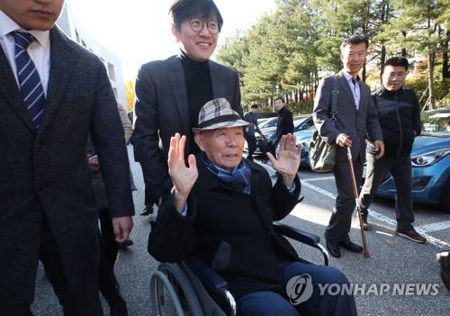 두 손 들며 기뻐하는 강제징용 피해 이춘식 할아버지 (서울=연합뉴스) 임헌정 기자 = 일제 강제징용 피해 생존자인 이춘식 할아버지가 30일 오후 강제징용 손해배상청구 소송 재상고심 판결을 위한 대법원 전원합의체가 열린 서울 서초구 대법원을 나서며 취재진을 향해 두 손을 들어 고맙다고 말하고 있다.       kane@yna.co.kr  (끝)