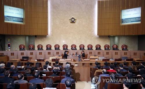 대법 '강제징용 피해자에 일본 기업이 1억씩 배상' (서울=연합뉴스) 김인철 기자 = 김명수 대법원장(가운데)이 30일 오후 서울 서초구 대법원 대법정에서 일제 강제징용 피해자들이 일본 기업을 상대로 낸 손해배상청구 소송 재상고심 판결 선고를 위한 대법원 전원합의체에 참석하고 있다. yatoya@yna.co.kr (끝)