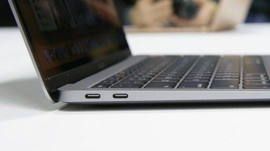 새 맥북에어에는 썬더볼트3 단자 두 개와 3.5mm 이어폰 잭만 탑재된다. (사진=씨넷)