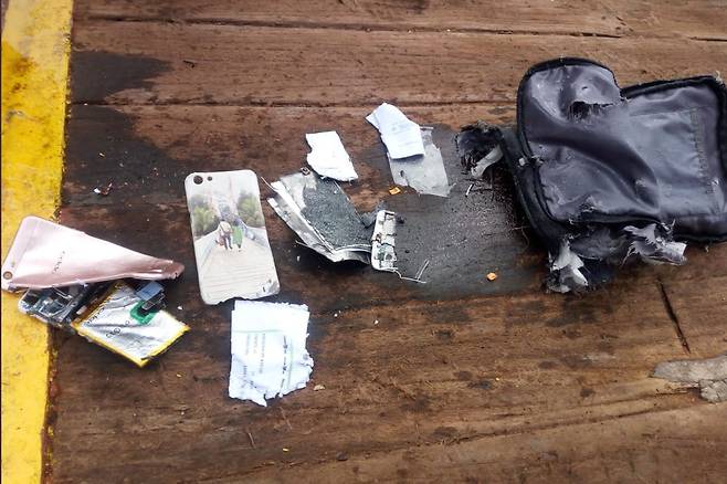 사고 해상에서 수거한 탑승객 소지품으로 보이는 가방.  [AFP=연합뉴스]