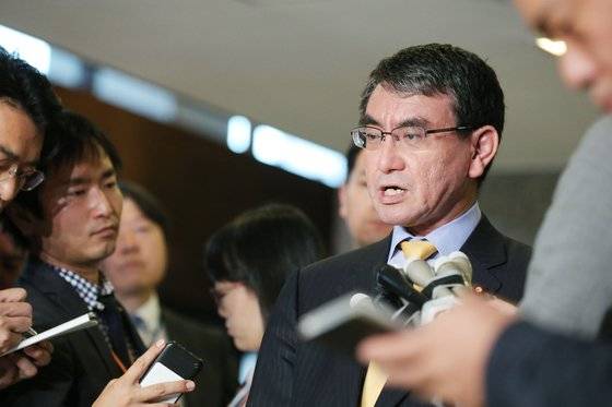 일본의 고노 다로 외상이 이수훈 주일한국대사를 외무성으로 초치해 항의한 뒤 관련 내용을 기자들에게 설명하고 있다. [사진=지지통신 제공]