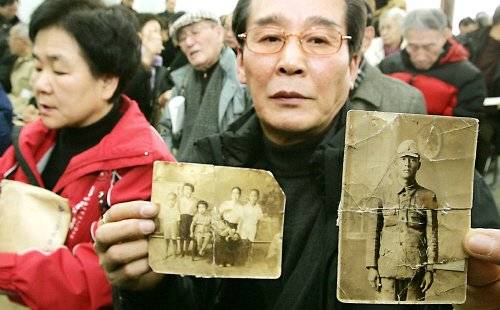 2005년 2월 1일 서울 종로구 일제강점하 강제동원 피해 진상규명위원회를 찾은 한 유가족이 일본군으로 징병됐다가 전사한 부친의 사진을 들어 보이고 있다. [중앙포토]