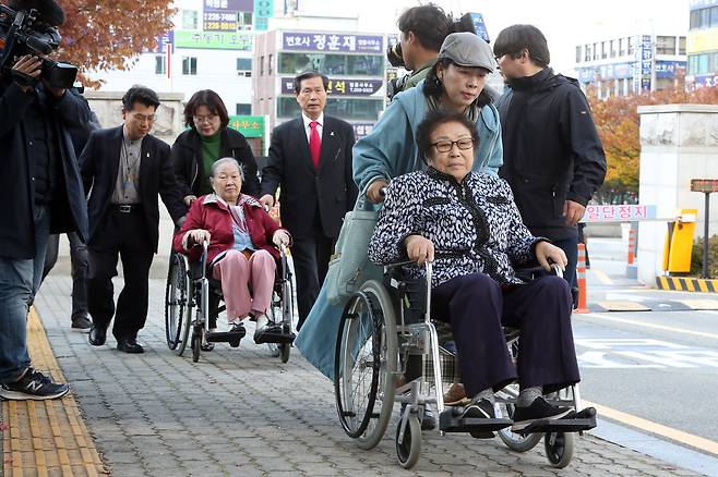 지난 30일 대법원 확정판결 이후 다른 피해자와 유족들의 추가 소송이 이어졌다. 일본 전범기업 미쓰비시중공업을 상대로 손해배상 청구 소송을 제기한 양금덕(오른쪽)·김재림 할머니가 31일 오후 광주 동구 지산동 광주고등법원 청사로 향하고 있다. 이날 광주고법에서는 김재림 할머니 등 4명이 원고로 참여한 2차 손해배상 청구 소송의 항소심 첫 공판이 열렸다. 양금덕 할머니 등 7명이 제기한 1차 소송은 대법원에 계류 중이다. [연합뉴스]