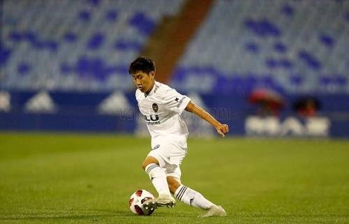 스페인 프로축구 프리메라리가 발렌시아의 이강인이 31일(한국시간) 스페인 사라고사 에스타디오 데 라 로마레다에서 열린 스페인 국왕컵(코파 델레이) 에브로와 32강 1차전에서 드리블하고 있다. [발렌시아 구단 홈페이지 캡처]
