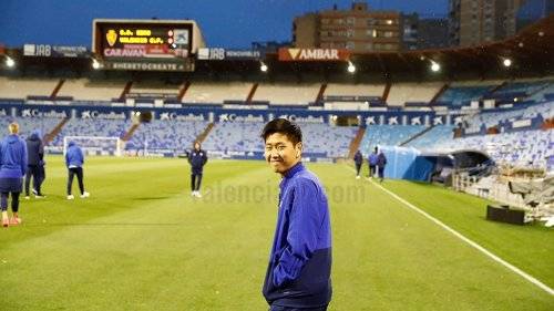 발렌시아 1군 데뷔한 이강인 (서울=연합뉴스) 스페인 프로축구 프리메라리가 발렌시아의 이강인이 31일(한국시간) 스페인 사라고사 에스타디오 데 라 로마레다에서 열린 스페인 국왕컵(코파 델레이) 에브로와 32강 1차전 선발 출전에 앞서 몸을 풀고 있다. [발렌시아 구단 홈페이지 캡처]    photo@yna.co.kr  (끝)