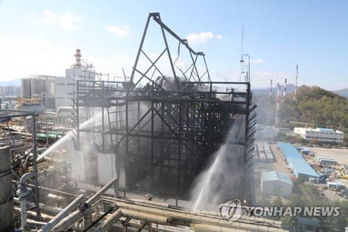 울산 롯데케미칼 화재 현장 (울산=연합뉴스) 31일 울산시 남구 롯데케미칼 공장 냉각탑에서 불이 났다. 소방대가 화재 현장에 물을 뿌리고 있다. [울산 남부소방서 제공]    yongtae@yna.co.kr  (끝)