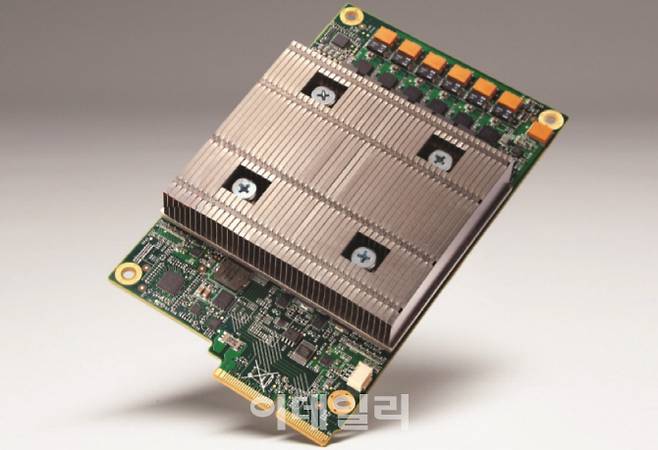 구글 딥마인드가 알파고에 적용한 NPU인 ‘Tensor Processing Unit’. [구글 제공]