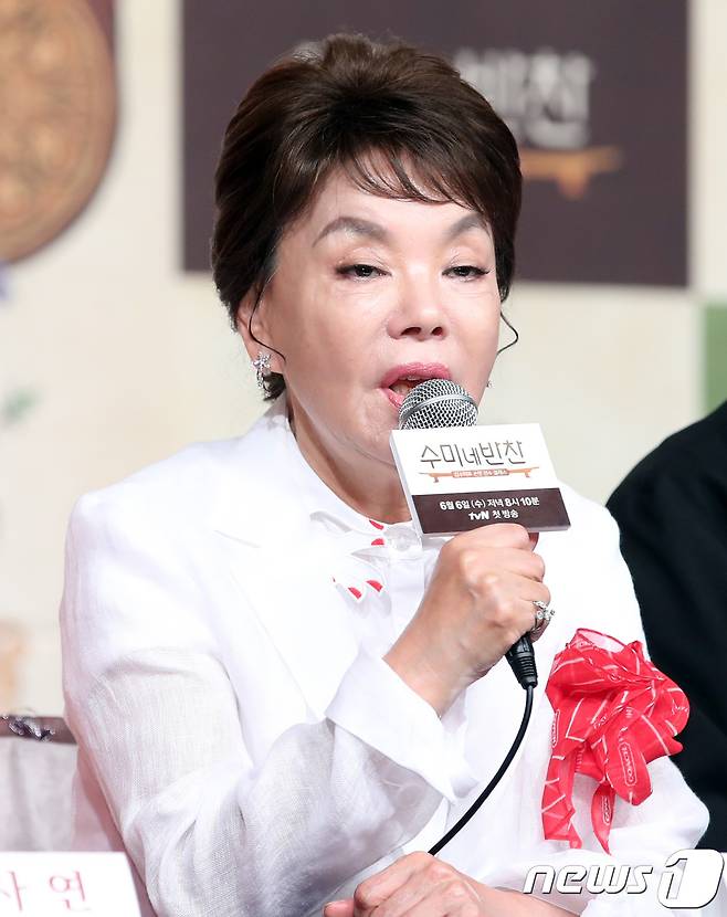 배우 김수미가 1일 오후 서울 영등포 타임스퀘어에서 열린 tvN 새 예능 '수미네 반찬'(연출 문태주) 제작발표회에 참석해 취재진 질문에 답하고 있다. '수미네 반찬'은 해외 식문화가 유입됨에 따라 잠시 조연으로 물러났던 반찬을 다시 우리의 밥상으로 옮겨오자는 취지로 시작된 전무후무 '반찬' 전문 요리 예능 프로그램이다. 2018.6.1/뉴스1 © News1 권현진 기자