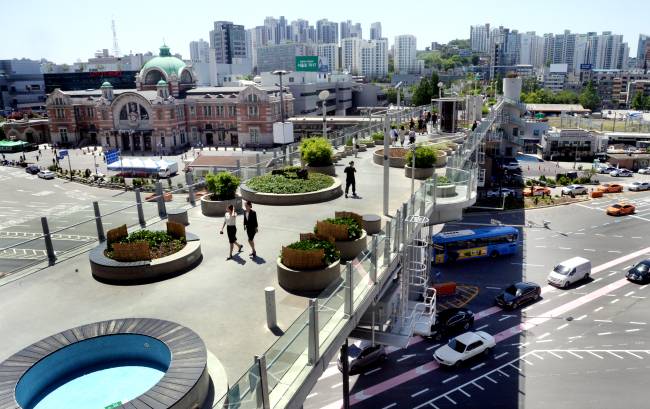 The Seoullo 7017 park opened in May 2017, having been refashioned from a dilapidated overpass as part of the Seoul government’s urban regeneration program. (Park Hyun-koo/The Korea Herald)