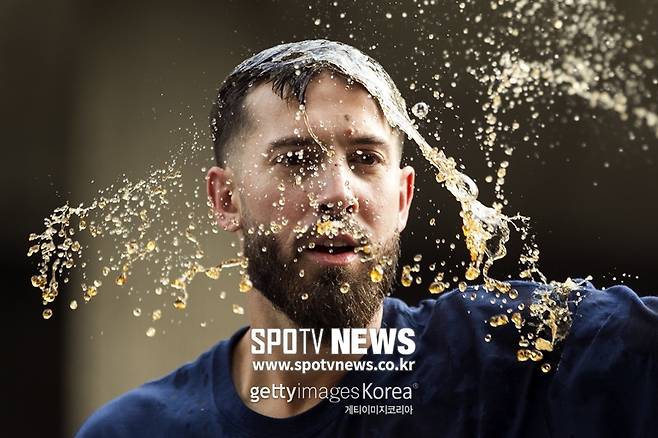 ▲ 릭 포셀로의 머리가 샴페인에 흠뻑 젖었다.