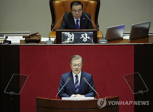 내년도 예산안 시정연설하는 문 대통령 (서울=연합뉴스) 배재만 기자 = 문재인 대통령이 1일 오전 국회 본회의장에서 내년도 예산안에 대해 시정연설을 하고 있다. 2018.11.1      scoop@yna.co.kr  (끝)