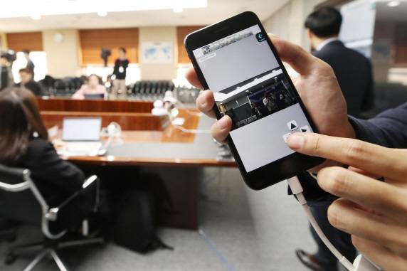 경찰청 사이버수사과는 1일 국내 반려동물 사이트를 해킹해 1만 5000명 회원의 IP카메라 정보를 포함한 개인정보를 유출한 후 264대의 IP 카메라에 무단 접속해 사생활을 엿보거나 불법촬영한 피의자 1명과 4648대의 IP카메라에 무단 접속해 불법촬영한 피의자 9명을 검거했다고 밝혔다. 사진은 이날 서울 서대문구 경찰청에서 열린 검거 브리핑 해킹 시연 장면.(사진=연합뉴스)