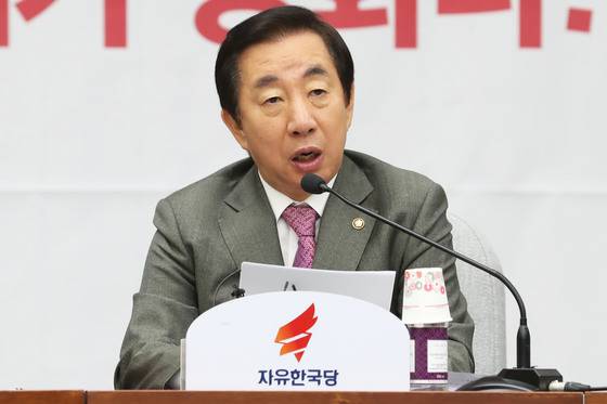 김성태 자유한국당 원내대표가 2일 오전 서울 여의도 국회에서 열린 원내대책회의에서 모두발언을 하고 있다. 2018.11.2/뉴스1 © News1 임세영 기자