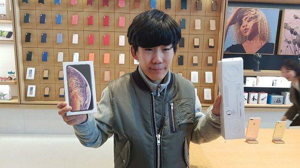 아이폰XS-애플워치 시리즈4 첫 구매자 김상혁(남·25세)씨.(사진=지디넷코리아)