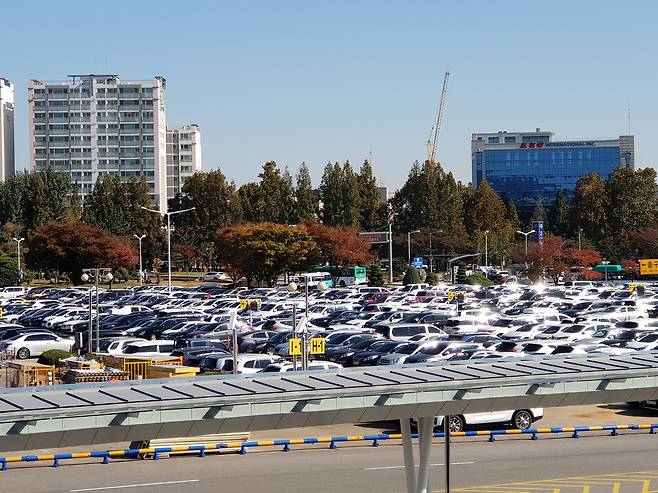 김포공항의 국내선 1주차장은 평일에도 주차할 공간이 없을 정도로 꽉 차있다. [강갑생 기자]