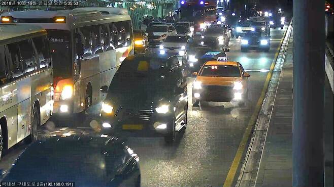 김포공항 국내선에 차량이 몰려 혼잡을 빚고 있다. [사진 한국공항공사]