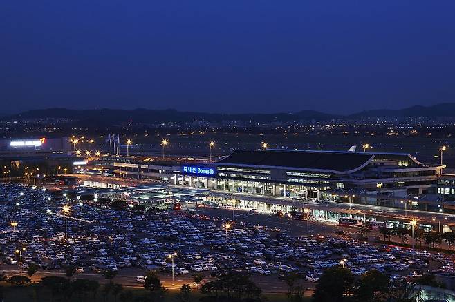 김포공항 국내선 주차장은 야간에도 빈자리를 찾아보기 힘들다. [사진 한국공항공사]