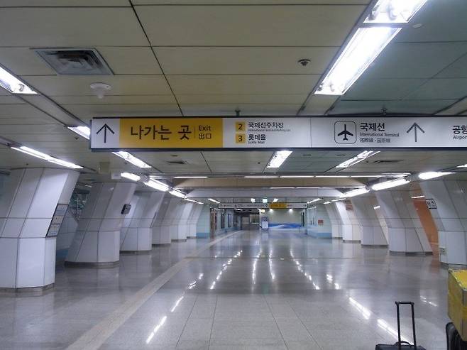 김포공항의 지하쳘역은 터미널까지 이동거리가 길어 불편하다는 지적이 많다. [중앙포토]