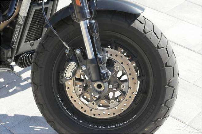 FAT BOB 114 프런트 듀얼 디스크 4 피스톤