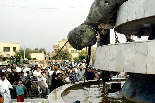 2003년 4월6일(현지시간) 이라크 바그다드 남쪽 110㎞ 거리에 위치한 카르발라 시민들이 미군들의 도움을 받아 사담 후세인 대통령의 동상을 철거하고 있다. [카르발라 로이터=뉴시스]