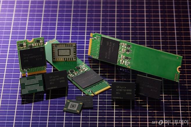 SK하이닉스가 개발한 96단 512Gbit TLC 4D 낸드플래시와 이를 기반으로 개발 중인 솔루션 제품들/사진=SK하이닉스 제공