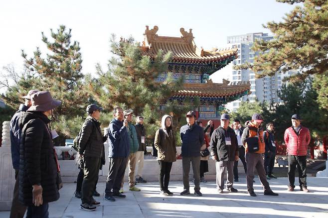 지난달 27일 중국 하북성 승덕(承德)시 열하문묘 앞 마당에서 이승수 한양대교수(왼쪽에서 네번째)가 경향신문 열하일기 답사 참가자들에게 연암 박지원의 열하 방문의 의미를 설명하고 있다. 공자를 모신 사당인 열하문묘는 문화대혁명 때 소실됐으며 2010년 복원됐다. 문묘 왼쪽에 연암이 묵었던 태학관이 있다.  후마니타스연구소 제공