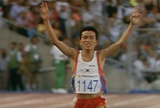 1994년 바르셀로나 올림픽 남자 마라톤에 출전한 황영조 선수가 결승점을 골인하는 모습. 사진 = Olympic Youtube