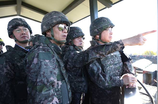 임종석 대통령 비서실장(왼쪽 둘째)이 17일 오후 강원도 철원군 육군 5사단 비무장지대 GP 고가초소에서 군사분야 후속조치 현장점검을 하고 있다. 왼쪽부터 조명균 통일부 장관, 임종석 실장, 정경두 국방부 장관, 서훈 국정원장. [뉴시스]