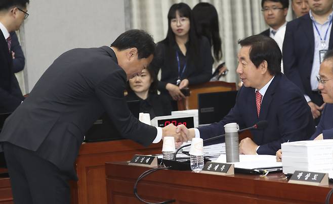 임종석 청와대 비서실장(왼쪽)이 6일 국회에서 열린 국회 운영위원회의 청와대에 대한 국정감사에서 선서를 마친 뒤 김성태 자유한국당 원내대표와 인사하고 있다. 임현동 기자