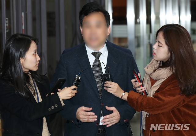 【서울=뉴시스】이윤청 수습기자 = 숙명여고 시험문제 유출 혐의를 받는 전 교무부장 A씨가 영장실질심사(구속 전 피의자 심문)를 받기 위해 6일 오전 서울 서초구 서울중앙지법으로 출석하고 있다.A씨는 자신의 쌍둥이 딸들에게 중간고사 및 기말고사 문제와 정답을 유출한 혐의를 받고 있다. 2018.11.06.  radiohead@newsis.com