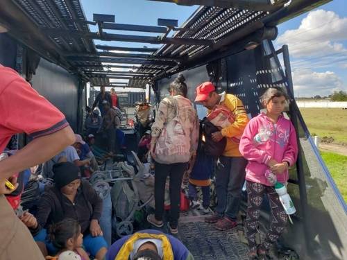 얻어 탄 트레일러가 출발하기를 기다리는 중미 이민자들 [푸에블라=연합뉴스]