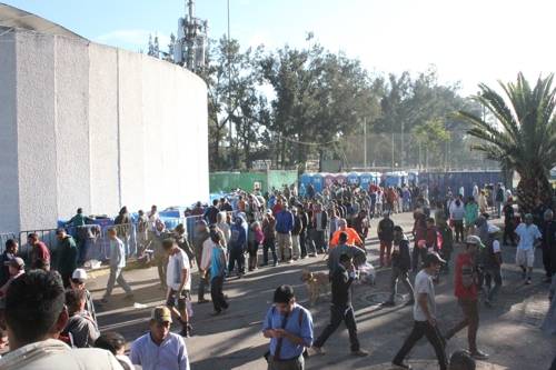 무료 급식을 받으려고 줄 선 중미 이민자들 [멕시코시티=연합뉴스]