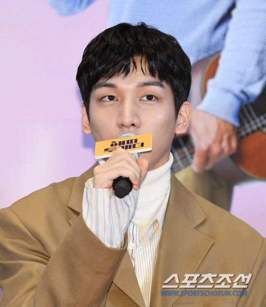 배우 한상혁이 7일 롯데시네마 월드타워점에서 열린 영화 '해피 투게더'의 언론시사회에서 인사말을 하고 있다.  '해피 투게더'는 인생연주를 꿈꾸는 캔디 아빠와 그의 유일한 팬이자 사랑스러운 아들, 그리고 뽕필충만한 생계형 밤무대 색소포니스트가 그들만의 눈부신 무대를 함께 만들어가는 과정을 유쾌하고 따스하게 그려낸 영화다.  잠실=최문영 기자  deer@sportschosun.com /2018.11.06/