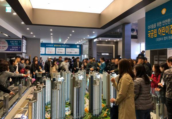 경기도 의정부시 탑석센트럴자이 모델하우스에 내방객들이 단지모형을 둘러보고 있다. /GS건설 제공