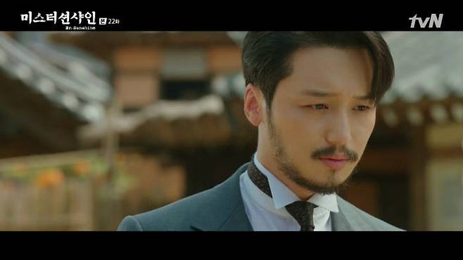 김희성(변요한 분)은 악덕지주인 조부와 부친으로 인한 트라우마를 갖고 있는 일본 유학출신 자제다. 그는 사죄의 마음을 품고 스스로를 치유해나가지만, 실질적으로 주인공들과의 인간관계를 통해 스스로 치유받는 모습을 보이며, 현대인들에게 치유의 또다른 관점을 보여준다. (사진=tvN 미스터션샤인 캡처)