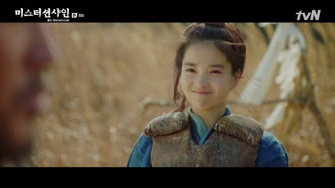 드라마 미스터 션샤인 속 여성인권의 모습은 명확한 가치기준 정립을 토대로 부정한 것과는 투쟁을, 정당한 것과는 융화를 하는 전인적 형태를 묘사하고 있다. 이는 인권이라는 이름 속에서 극단적으로 대결하는 현재의 일부 남녀갈등에 대해 하나의 해결책을 제시하는 것으로도 이해될 수 있다. (사진=tvN 미스터 션샤인