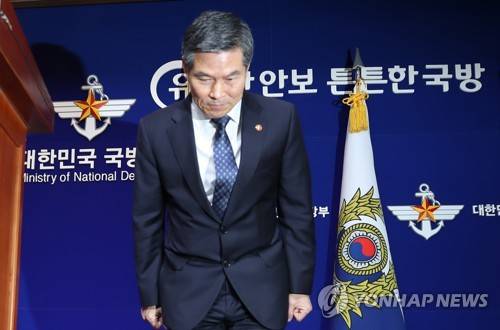 머리 숙여 인사하는 국방부 장관 (서울=연합뉴스) 김인철 기자 = 정경두 국방부 장관이 7일 오전 서울 용산구 국방부 브리핑룸에서 5·18 민주화운동 당시 계엄군이 성폭행을 자행했다는 사실이 국가기관 공식 조사로 확인된 것과 관련해 사과문 발표 전 인사를 하고 있다.       yatoya@yna.co.kr  (끝)