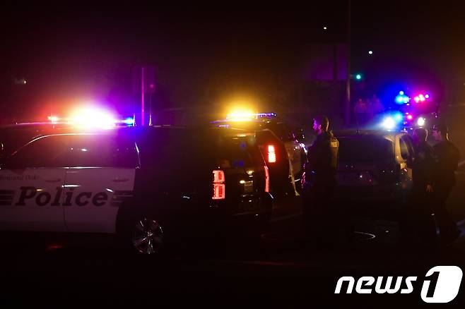 미국 LA 인근에서 총격사건이 발생하자 현장에 출동한 경찰관들 © AFP=뉴스1